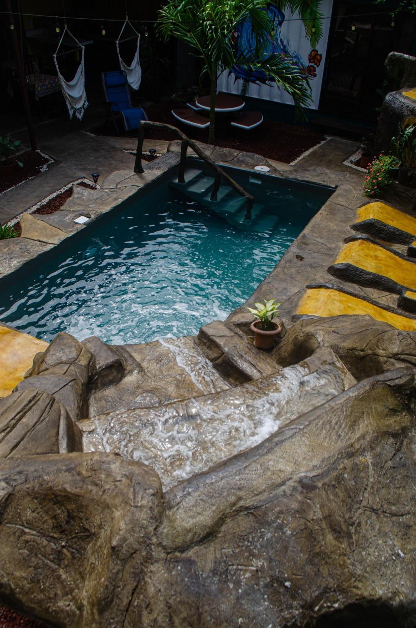 The Jungle Container Bed & Breakfast Quepos Exterior photo